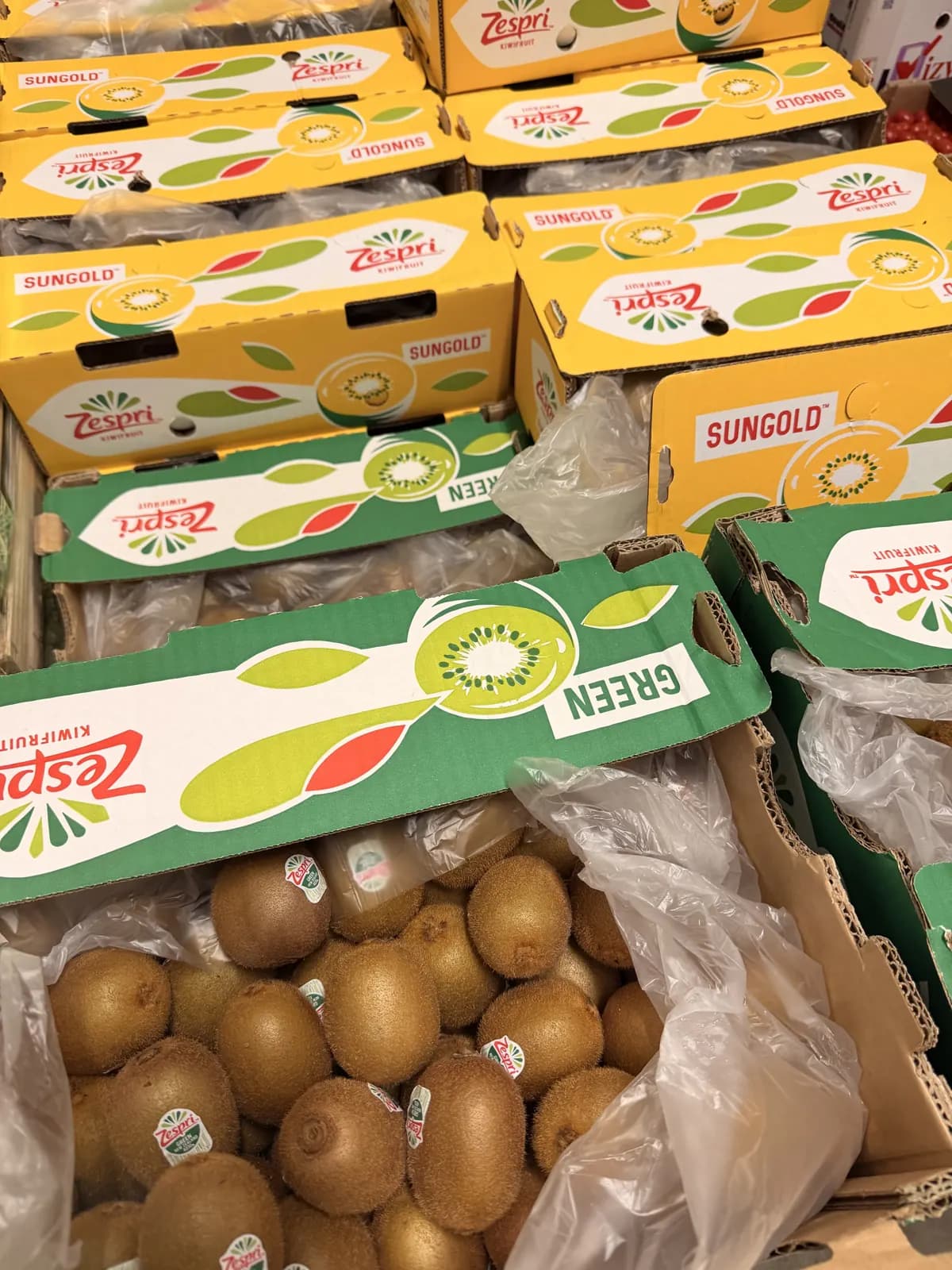 Kartony kiwi Zespri SunGold i Green, otwarta skrzynka zielonych kiwi