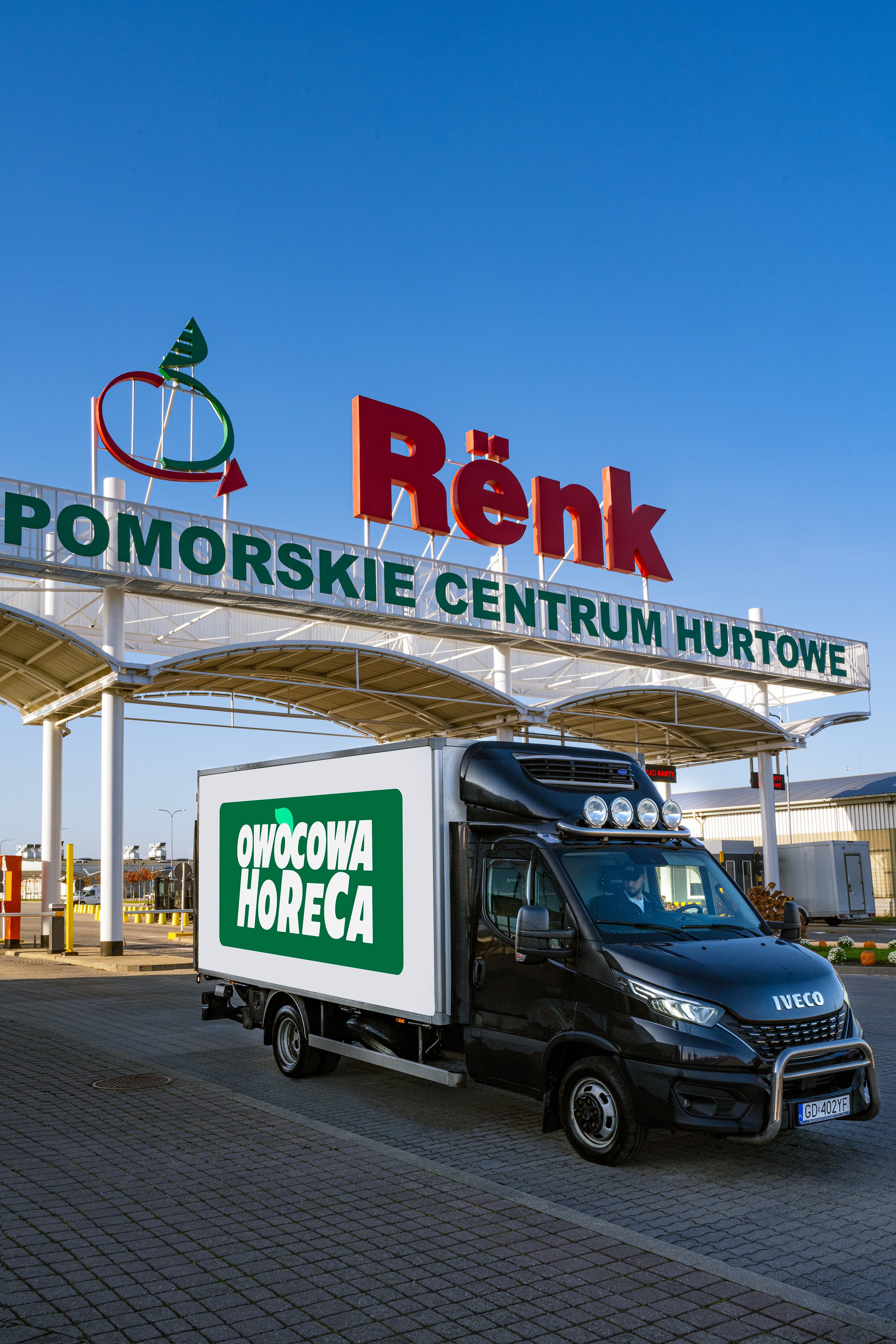 Auto Owocowa HoReCa przed halą Rënk o poranku