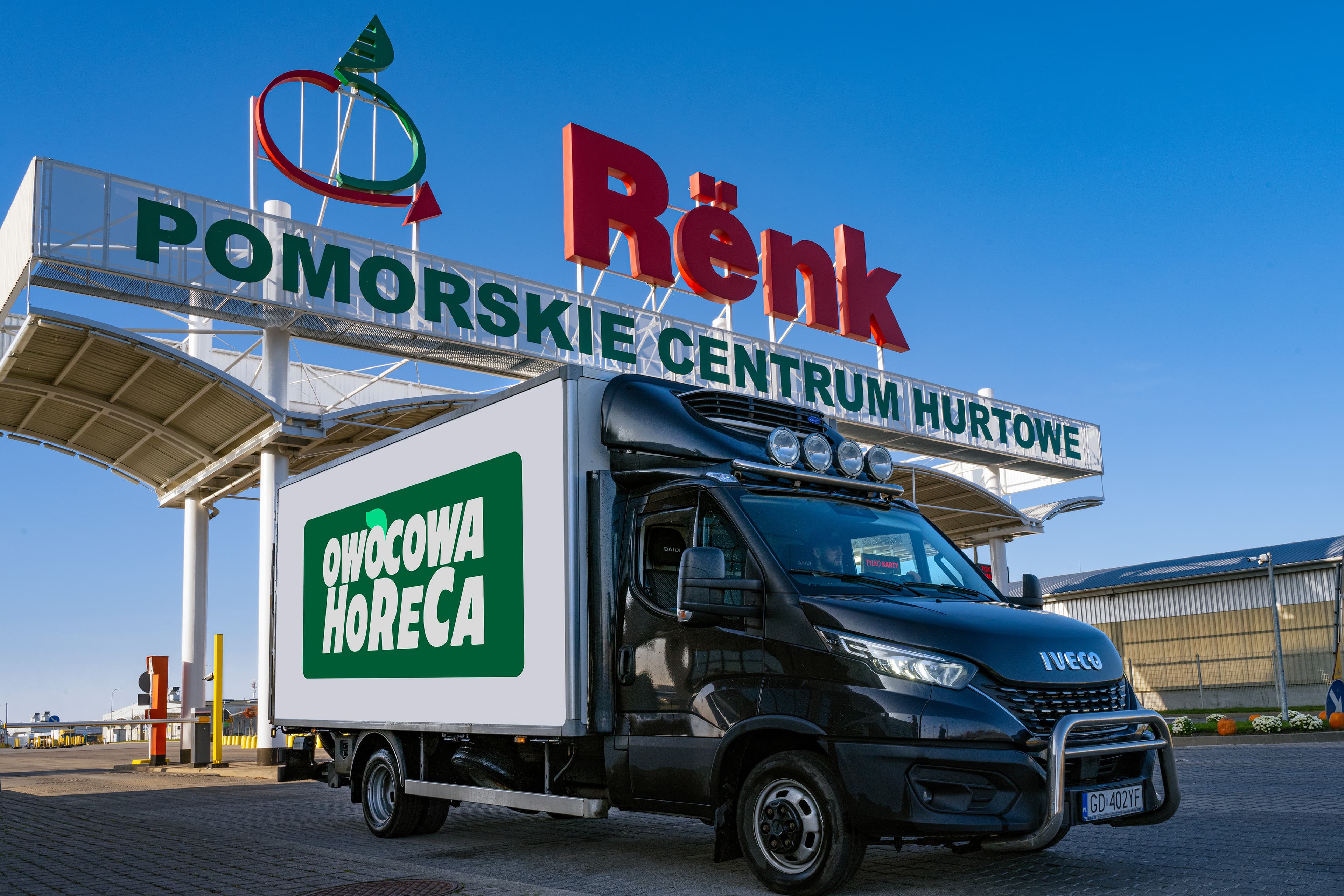 Auto chłodnicze Owocowa HoReCa na wjeździe do hali Rënk — Pomorskie Centrum Hurtowe w Gdańsku